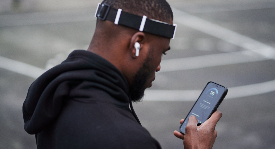 athlete using alphabeats neurofeedback training app